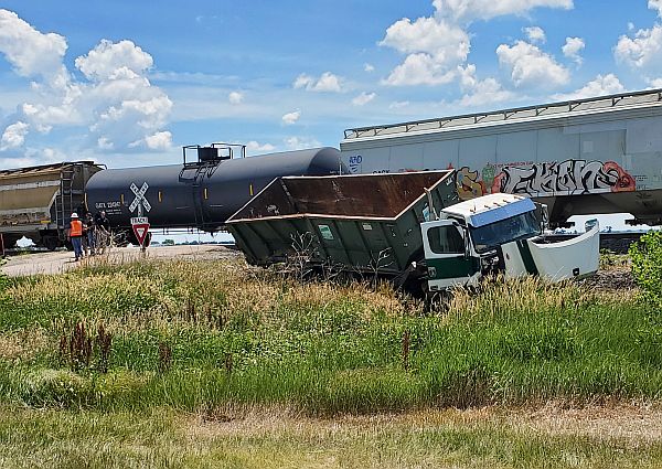 KRVN 880 – KRVN 93.1 – KAMI - Train-truck collision results in injury ...