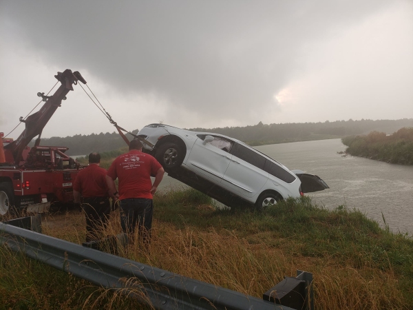 KRVN 880 – KRVN 93.1 – KAMI - Man arrested after van enters canal