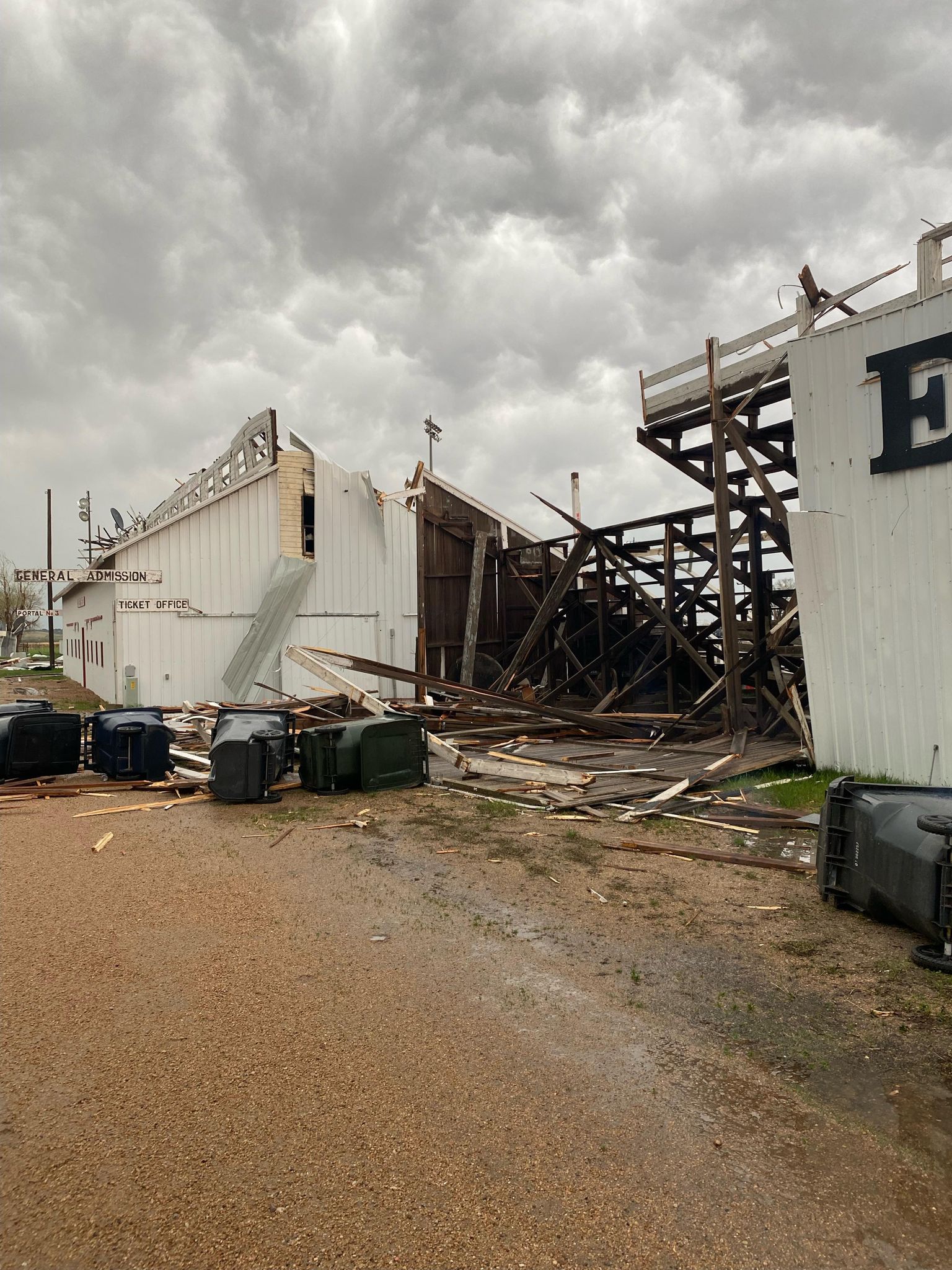 KRVN 880 KRVN 93.1 KAMI Fierce thunderstorm uproots trees
