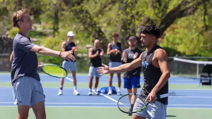 KRVN 880 – KRVN 93.1 – KAMI - Lopers earn all american honors