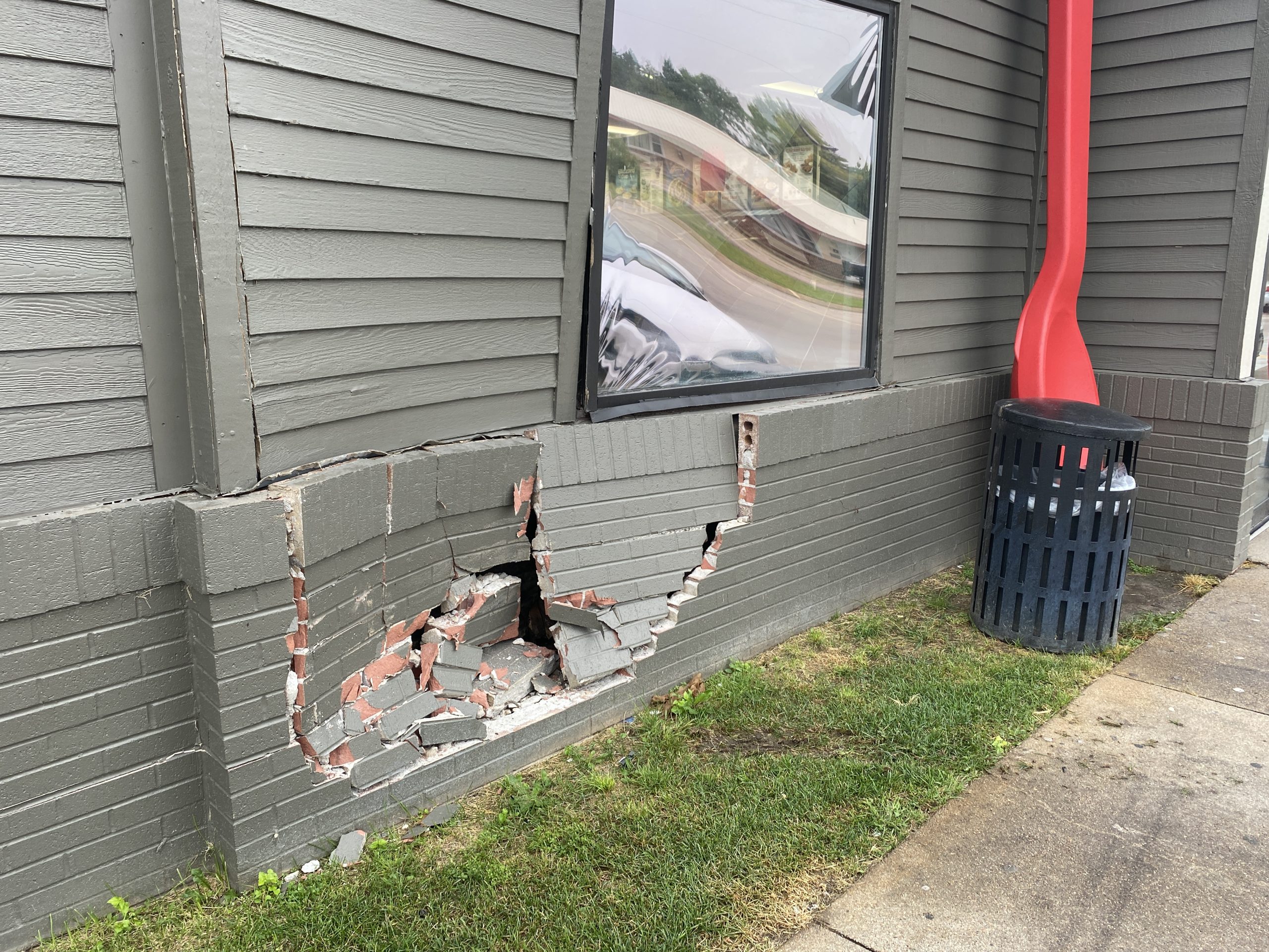 KRVN 880 – KRVN 93.1 – KAMI - Lexington Dairy Queen lobby closed