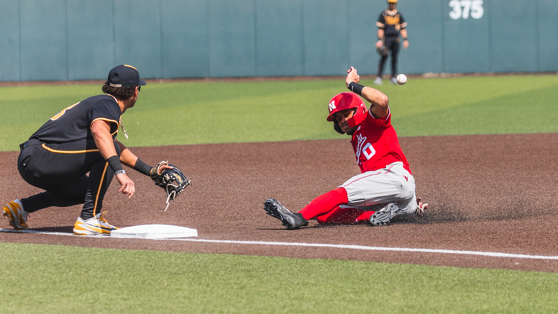 KTIC 840 AM/98.3 FM/98.7 FM - Huskers Roll to Midweek Sweep
