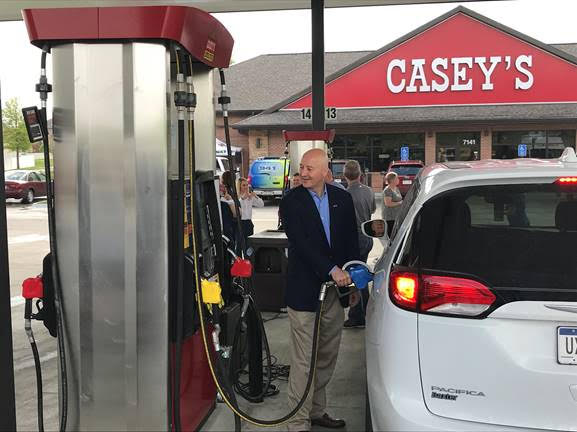 Governor Ricketts Pumps E15, Promotes Ethanol while Proclaiming May as Renewable Fuels Month